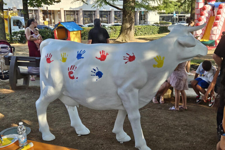 Mucca in vetroresina decorata dagli alunni in una scuola del Friuli Venezia Giulia