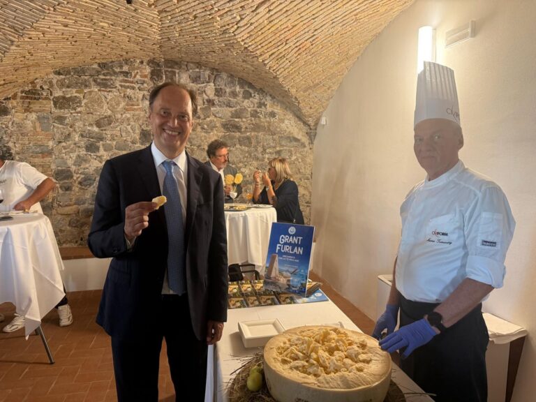 Il ministro Luca Ciriani assaggia il Grant Furlan al Castello di Colloredo