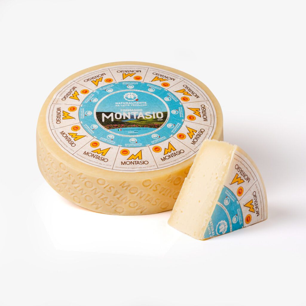 Formaggio Montasio DOP Naturalmente, forma intera e spicchio